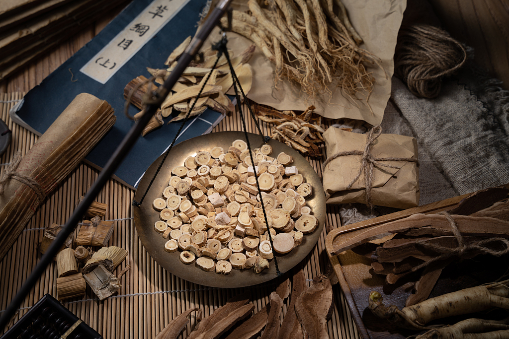 复方黄柏液涂剂独家护航，秦氏兄弟70岁仍在掌舵，家族控股企业汉方制药赴港上市