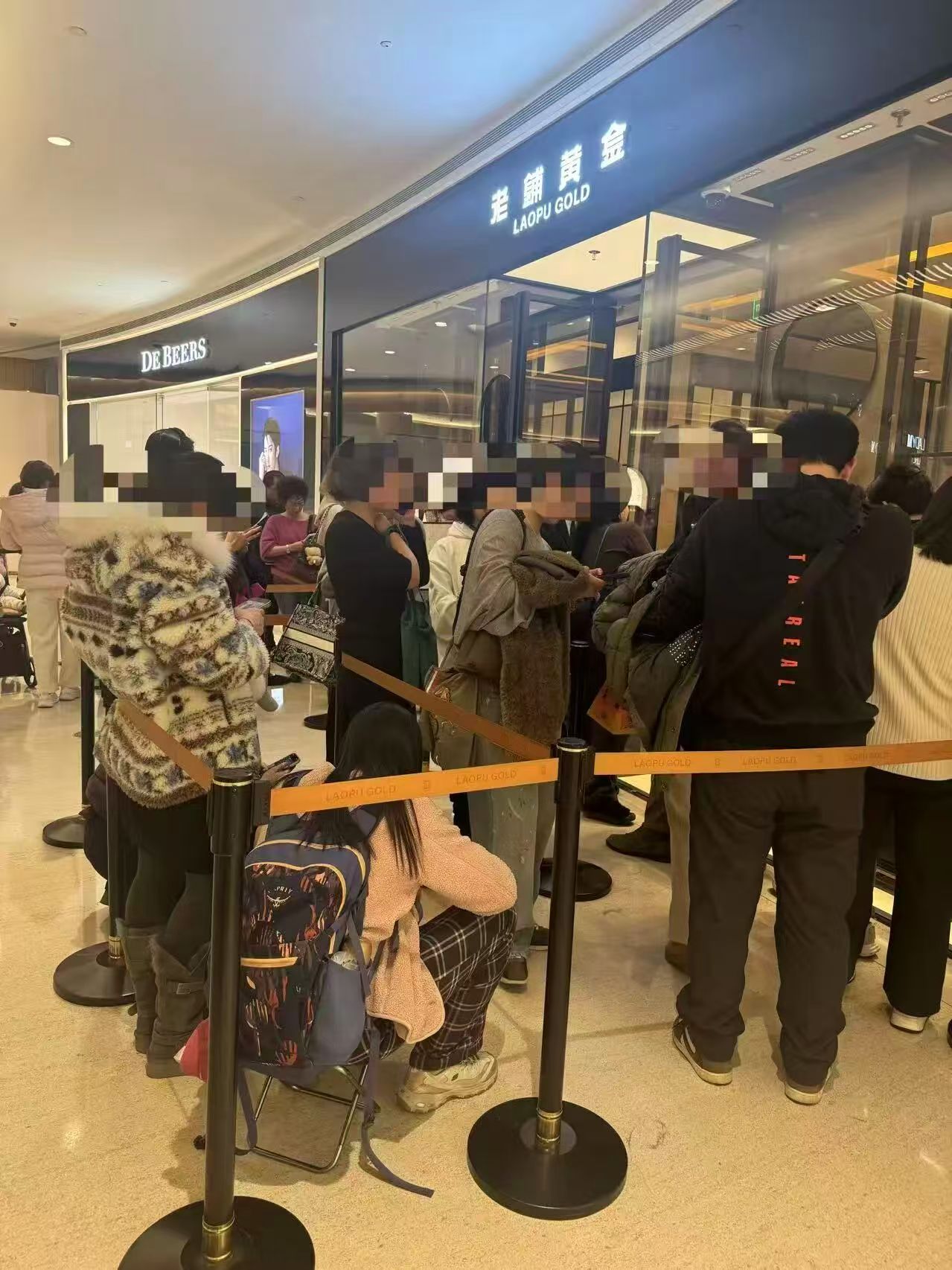 老铺黄金开年首轮涨幅高达20-30%:热门吊坠一夜涨近2万,有人在排队现场加价转售订单