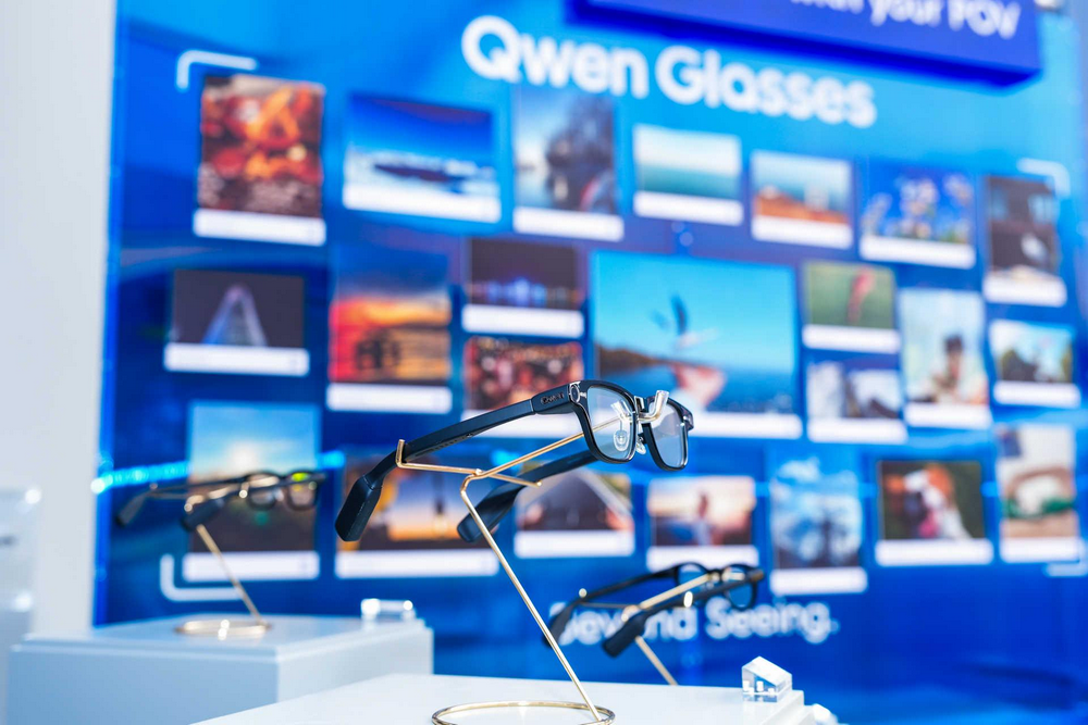 千问DAU逼近豆包后的“下一仗”:发布AI眼镜,抢占物理世界未来入口