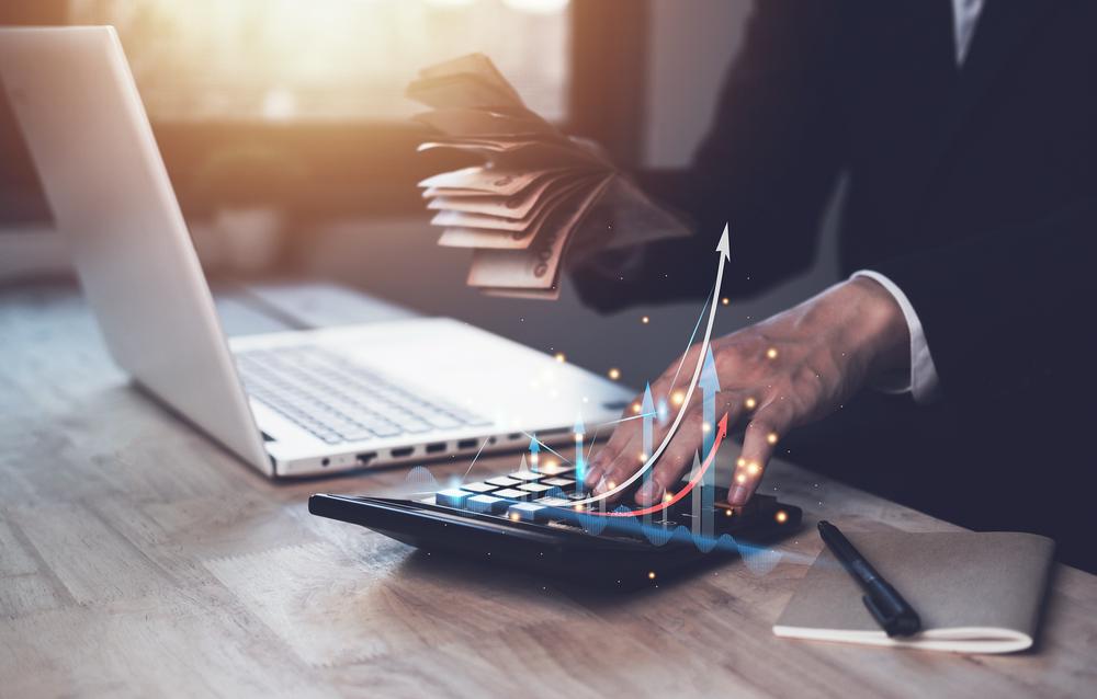 新诺威投10亿转型创新药遇上市首亏：控股股东“输血”救急，90后高管“临危上任”