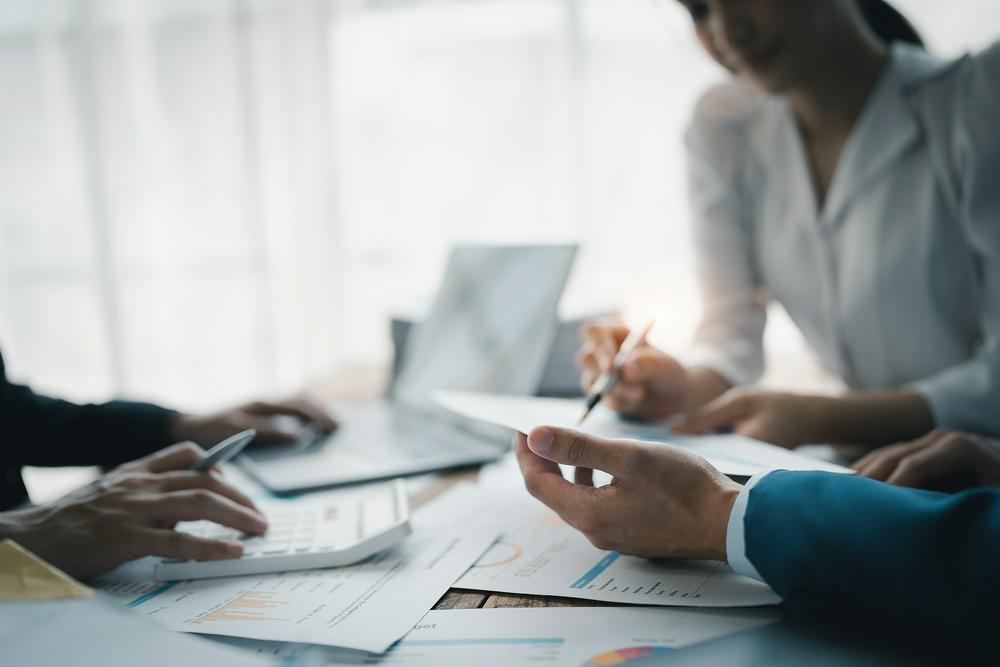 染料老厂安诺其的算力“豪赌”：主业连亏两年，再买一家年入9亿的算力公司