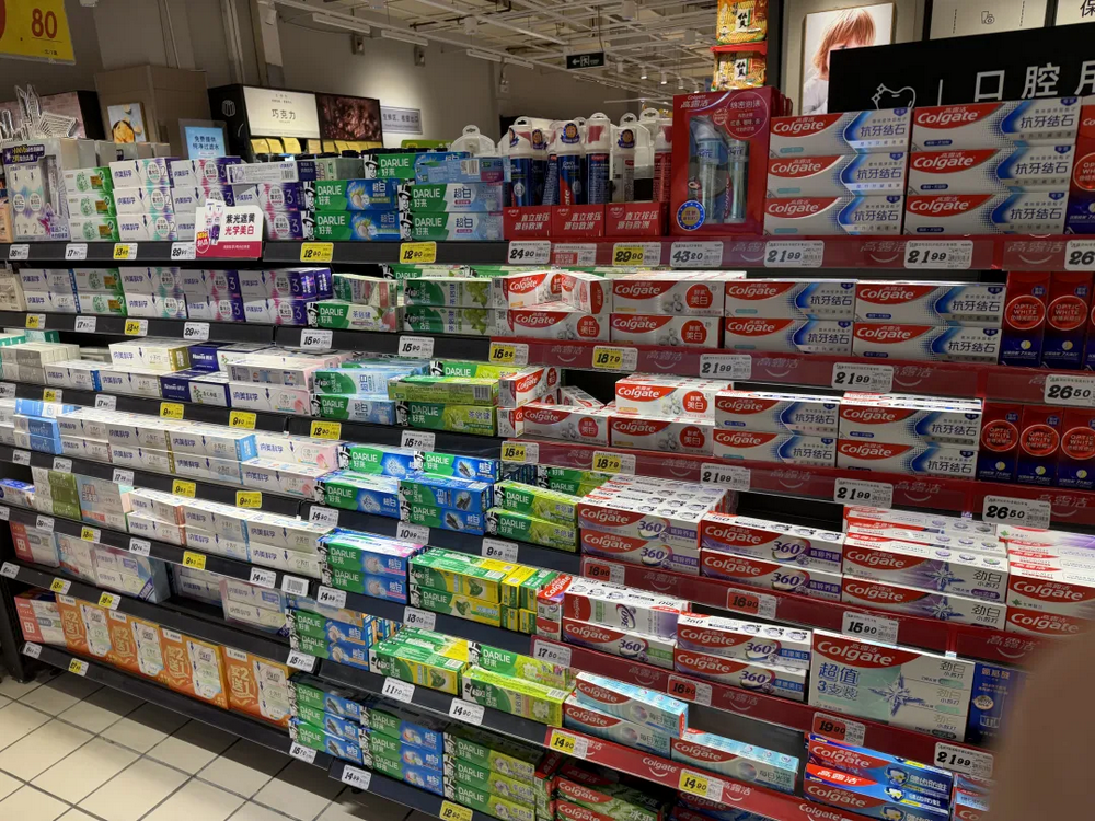 追踪牙膏包装“文字游戏”：高露洁“360°、劲白、光感白”等是商标，“以紫修黄”指短暂效果
