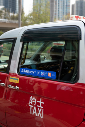 香港出租车数字化实施满月 市民和游客用“支付宝们”打车日均交易额增逾160%