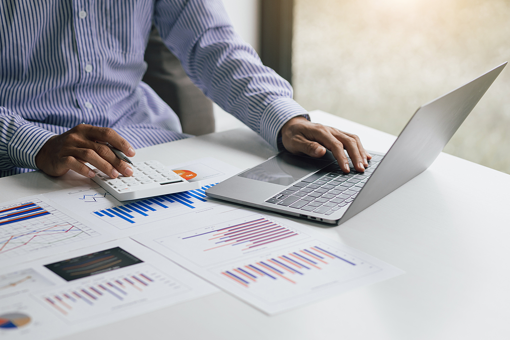 英大证券2025年营收净利双增，投行业务缩水近两成，年内数收罚单