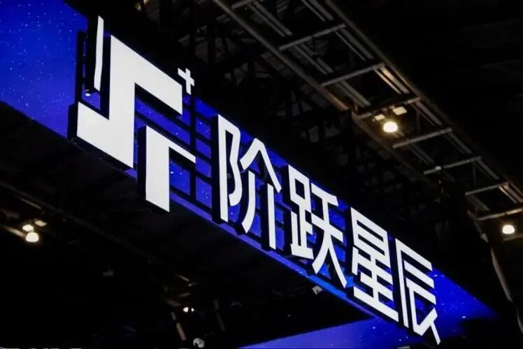 “港版淡马锡”撑腰，大模型第三股要来了？前微软副总干出业内最强商业化