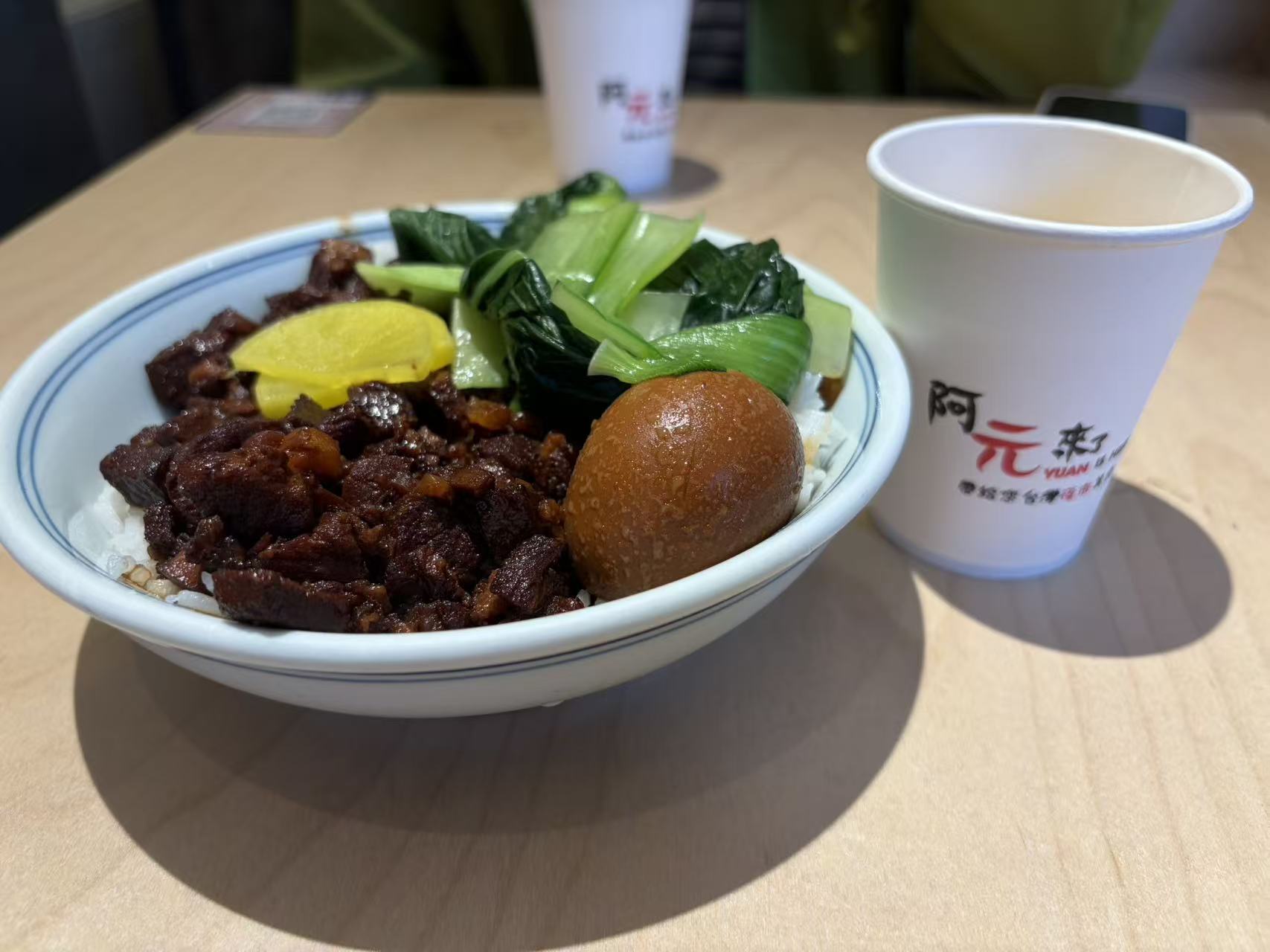 28元一碗主打“6小时慢煮”，实为预制料包，台湾卤肉饭“阿元来了”香港创立，内地扩张