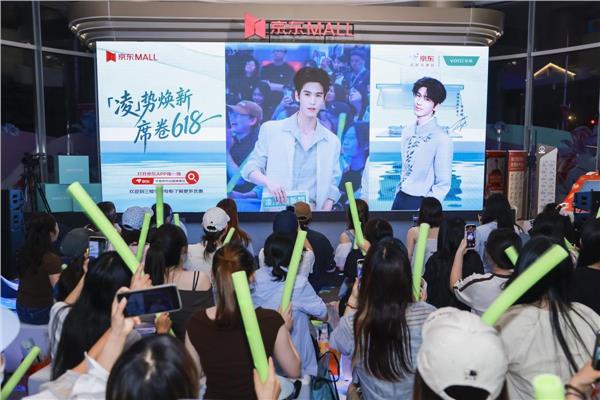 张凌赫现场炒土豆丝还亲签烟机？华帝618直播玩这么嗨