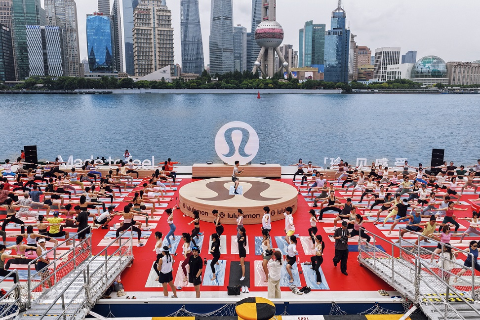潮讯 | lululemon举办外滩瑜伽嘉年华，东方表行“荏苒周末”展览启幕，周生生演绎黄金珠宝价值新表达，江南布衣首秀上海碳博会