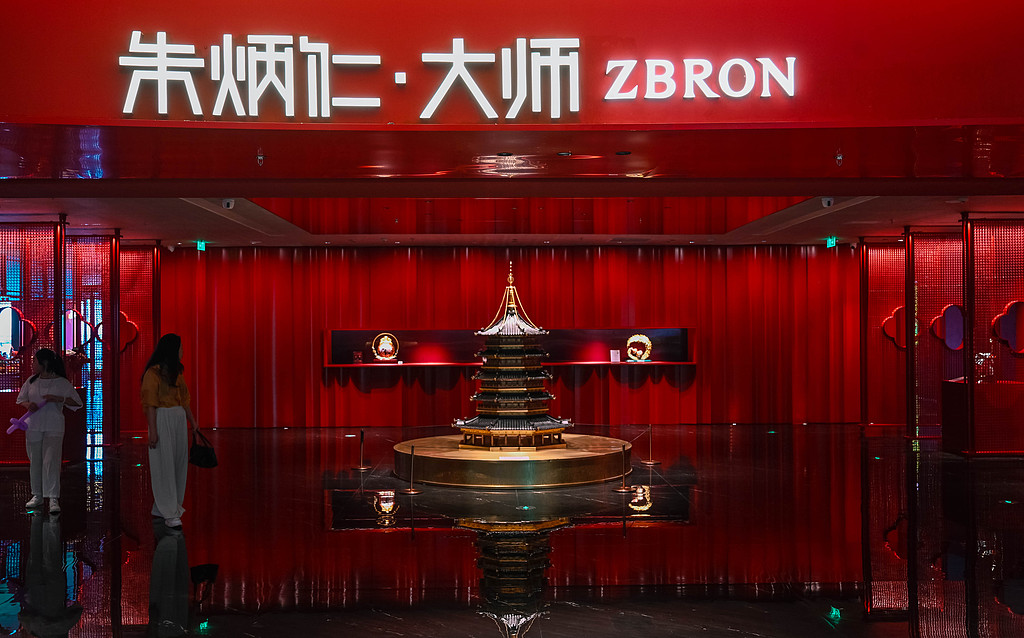 铜艺企业朱炳仁铜闯关北交所，朱氏兄妹控股八成，扩产致现金流承压
