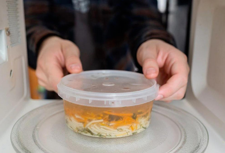 上班族警惕！微波炉这样“叮”一下，塑料餐盒中“微塑料”释出量最高或飙升125倍