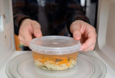 上班族警惕！微波炉这样“叮”一下，塑料餐盒中“微塑料”释出量最高或飙升125倍
