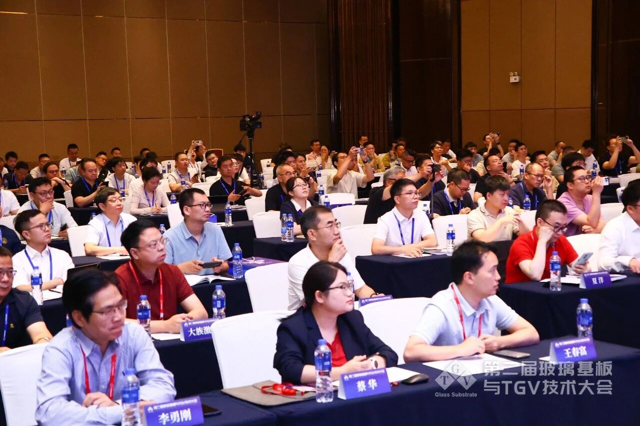 1 力诺药包出席第二届玻璃基板与TGV技术大会 系统化方案赋能先进封装材料创新