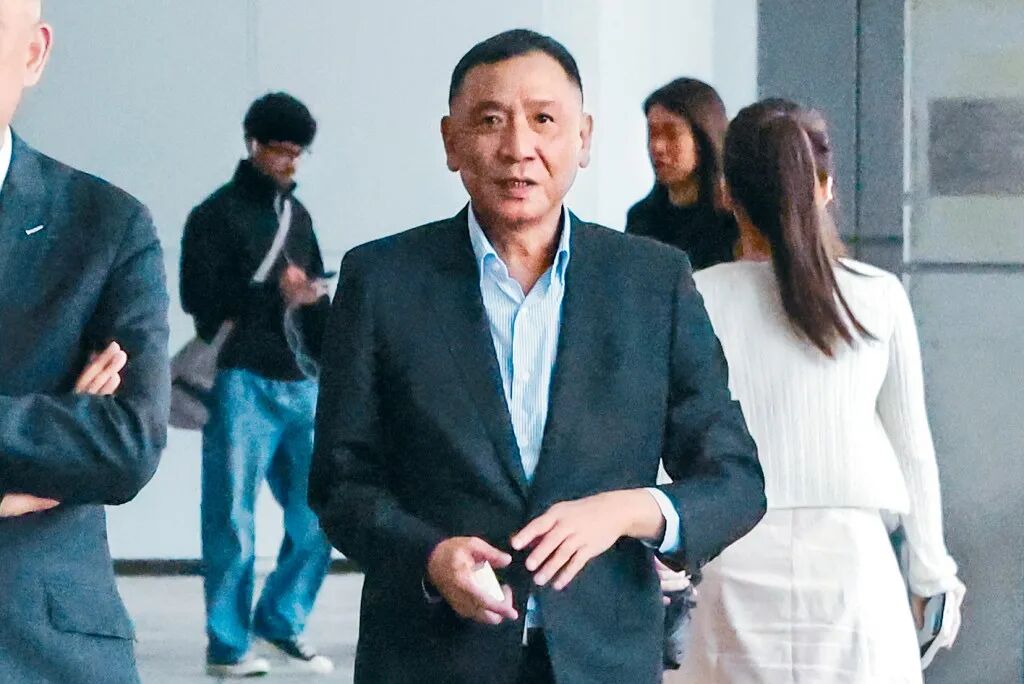 偷拿上市公司6017万,CEO给自己买11块名表