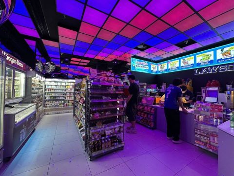 上海罗森已经进化成这样了?年轻人凌晨一点在便利店“蹦迪”