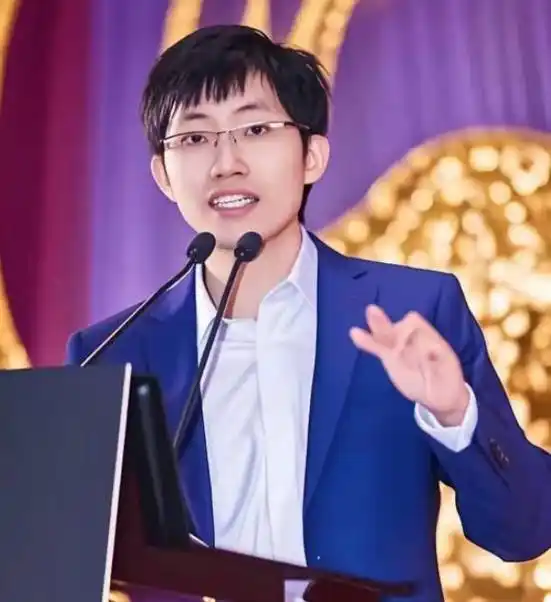 梁文锋又要闷声融资500亿,旗下量化多只产品年内收益转负