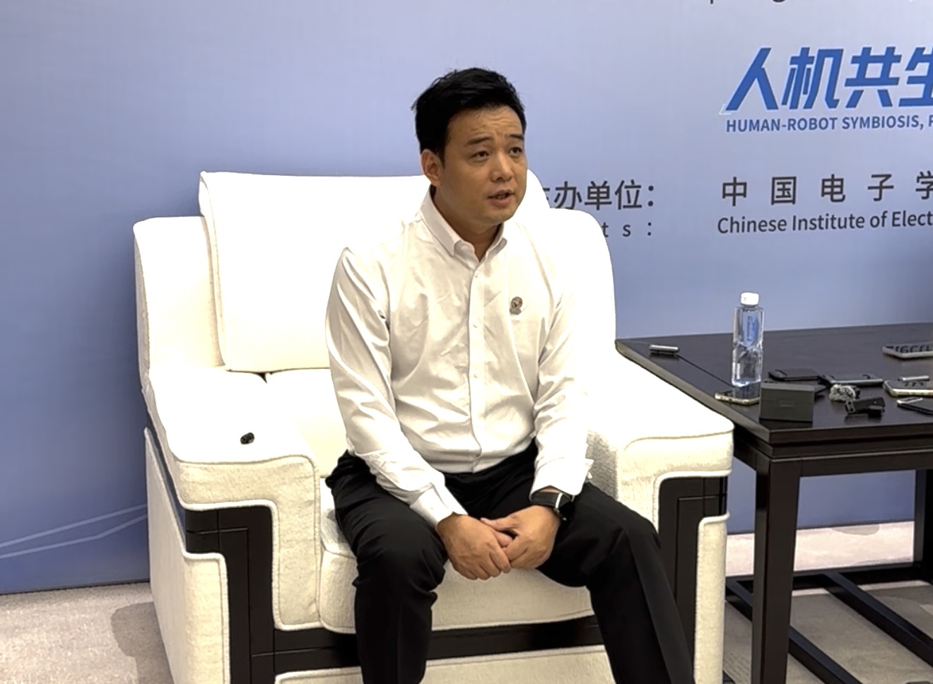 对话|众擎创始人赵同阳:人形机器人单台成本已降至十万元以下