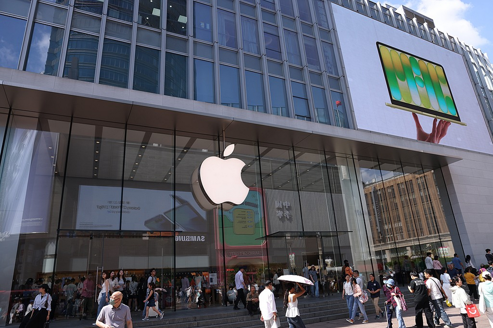 黄牛围猎 iPhone Duo:代抢、线下“接头”、囤货
