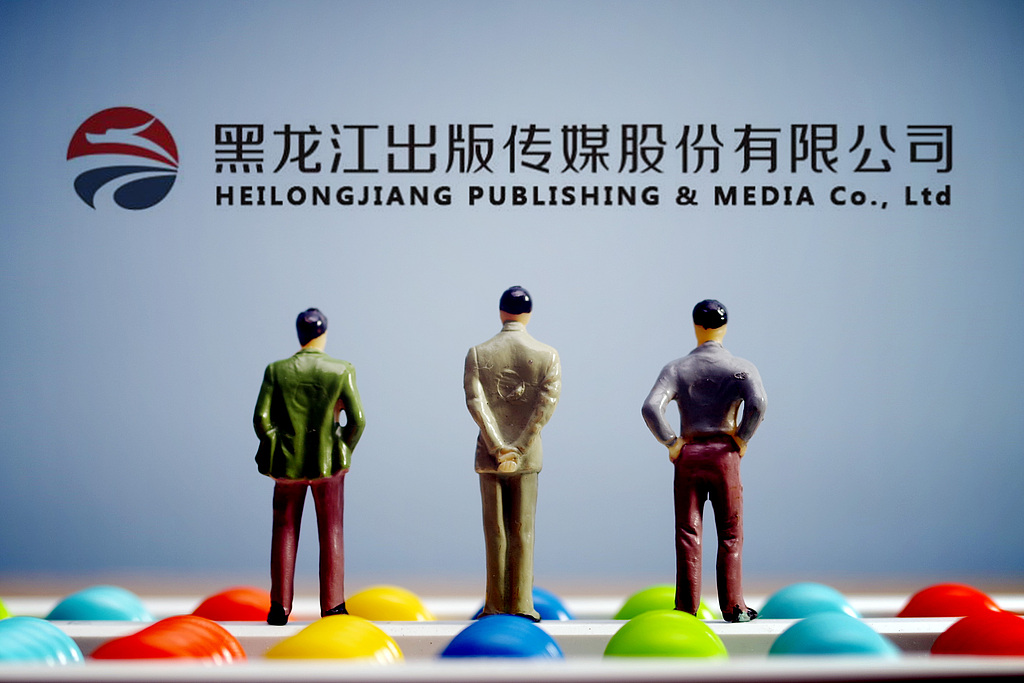 六连板龙版传媒复牌首日一字跌停,称“8月AI视频收入不掌握”,按平台规则今日为账单日