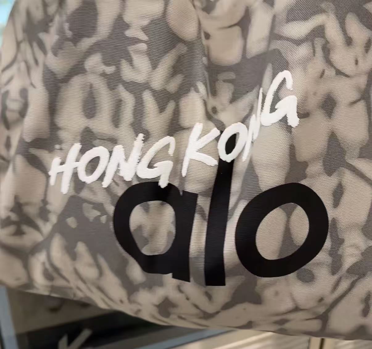 ALO中国首店香港开业:不少消费者排队近1小时入场,热门款靠抢