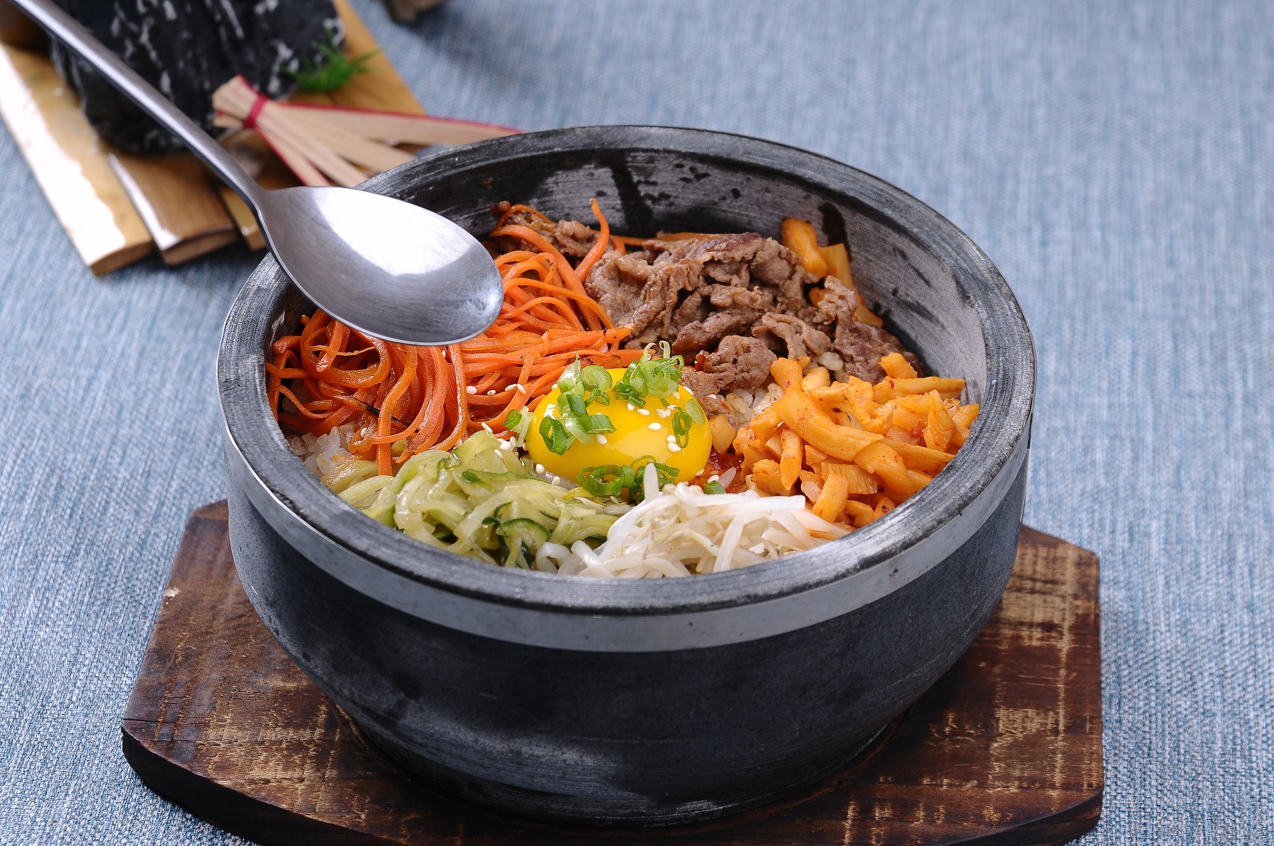 靠6元拌饭走红，门店近2000家的“东北麦当劳”重启扩张，85后山东老板曾定万店目标