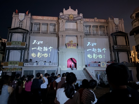 花218元体验“扇巴掌”,国庆横店挤满想过戏瘾的人,NPC都不够用了