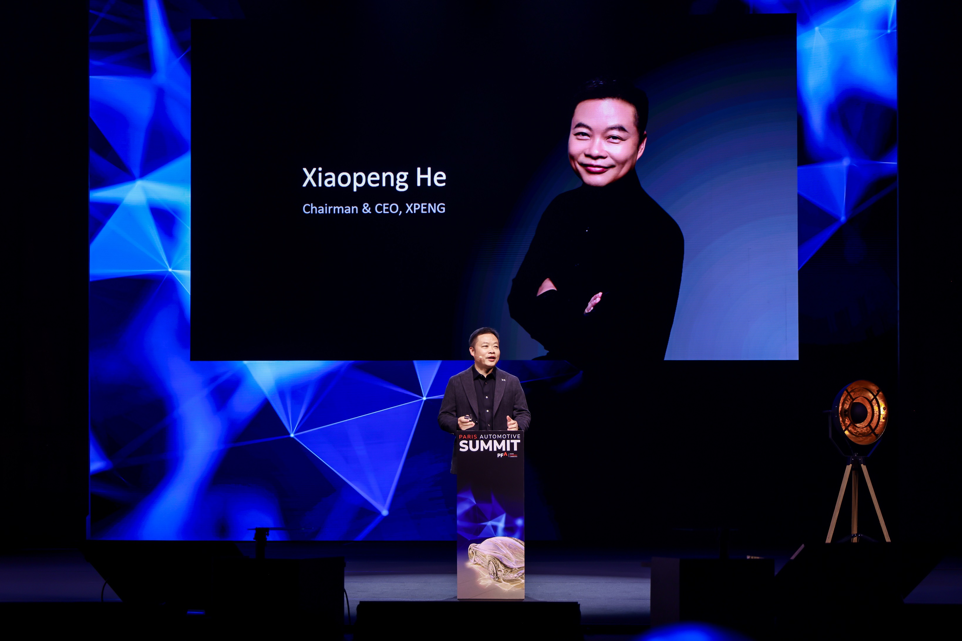 何小鹏作为巴黎汽车峰会唯一受邀演讲中国车企CEO，分享智能汽车解决方案业务「XPENG AI ENGINEERING」