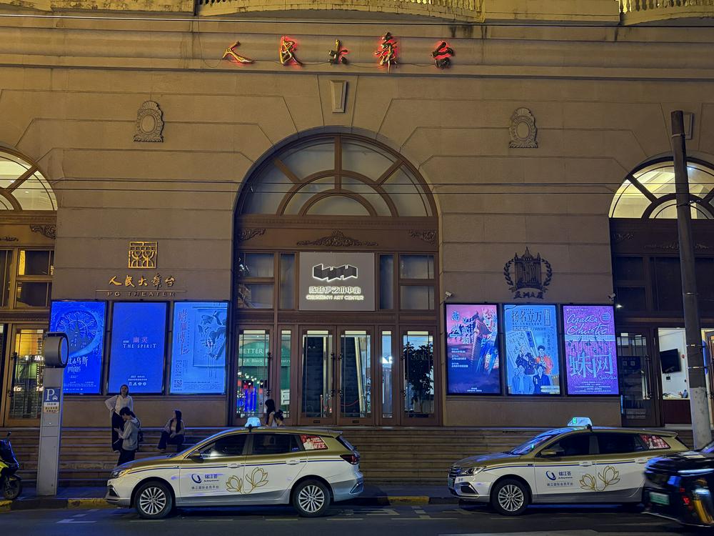 “什么时候都有戏”，剧迷爱上“入沪连打”，剧场附近餐厅都被吃到爆单