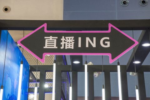 董宇辉开卖定制款卫生巾，黄子韬创立的朵薇年销售额超8亿，头部主播跨界卫生巾都在爆单