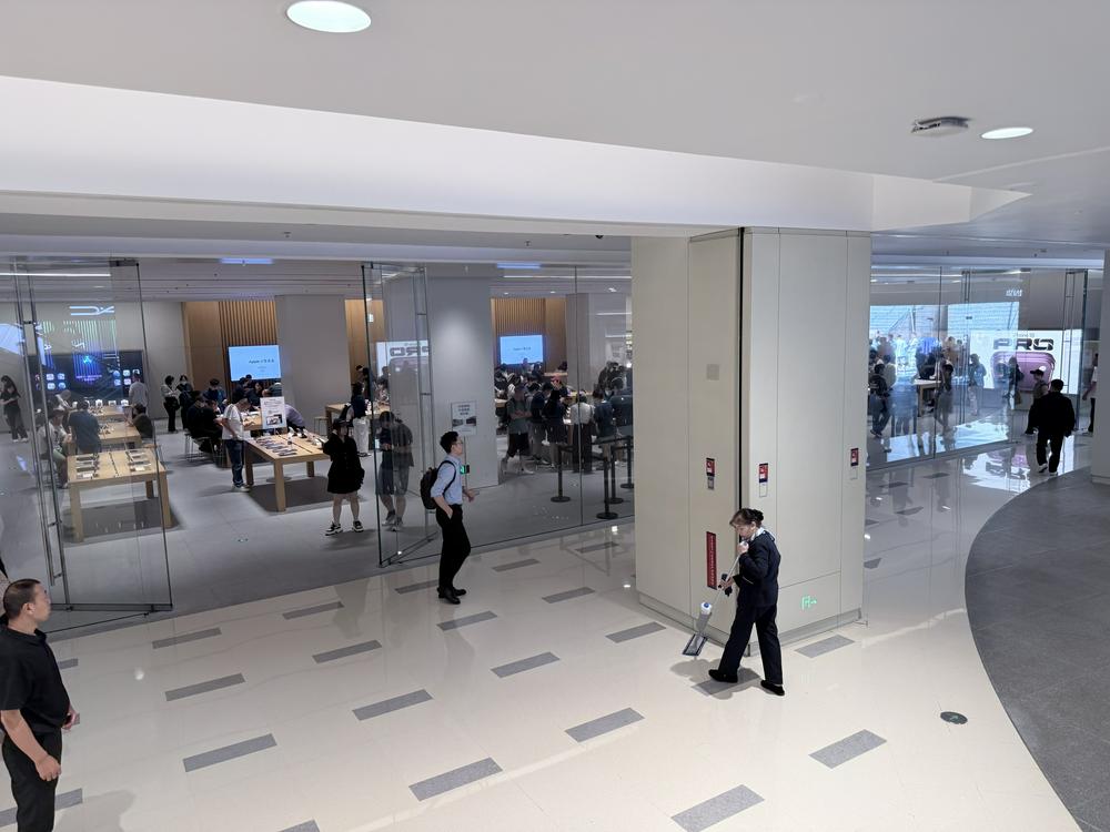 iPhone Duo开卖首日：华强北上午收货下午破价